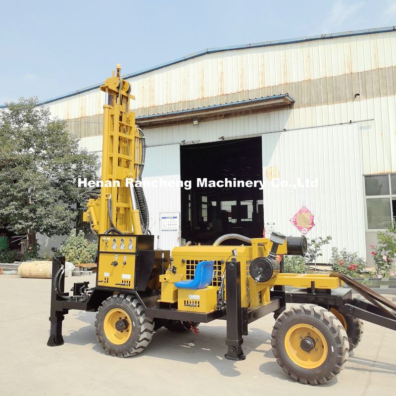 Тип трейлера Водный скважина буровой установки 200 м Глубина бурения Легко управлять как грязевой насос и воздушный компрессор